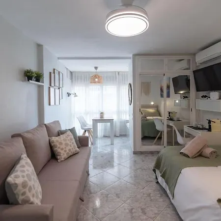 Estudio Reformado Con Vistas Al Mar Y Piscina, Ideal Parejas En 베날마데나코스타
