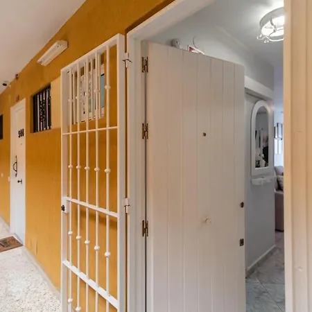 Estudio Reformado Con Vistas Al Mar Y Piscina, Ideal Parejas En 베날마데나코스타
